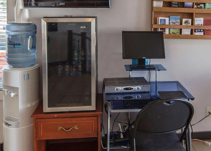 Econo Lodge Inn & Suites