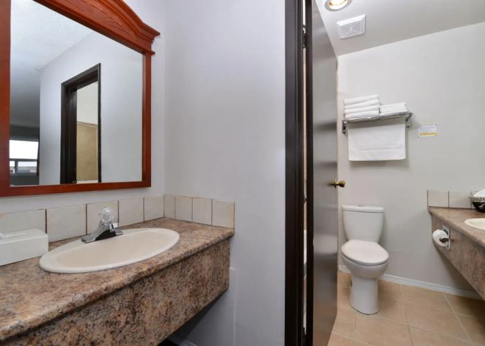 Econo Lodge Inn & Suites