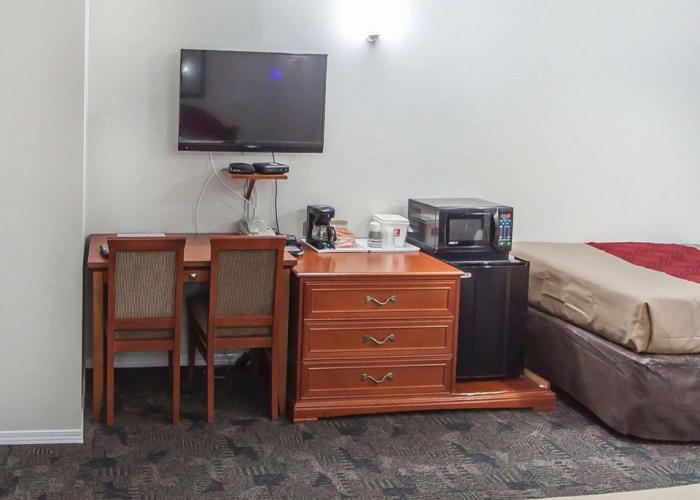 Econo Lodge Inn & Suites