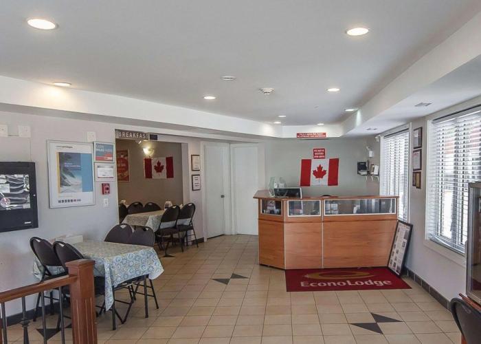 Econo Lodge Inn & Suites