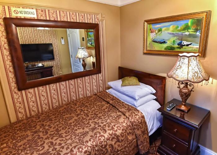 Riverside Inn