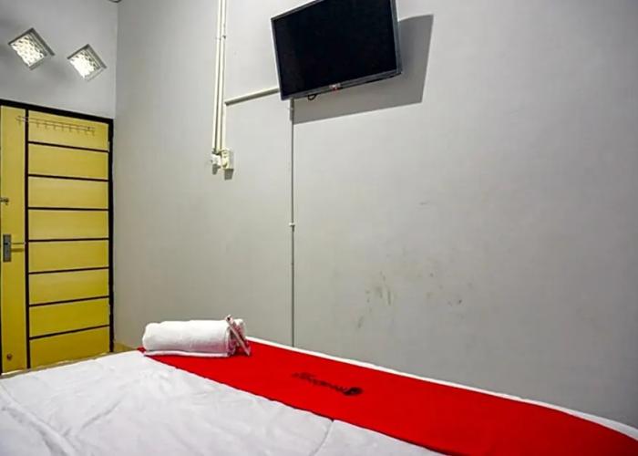 RedDoorz near Penimbangan Beach Singaraja