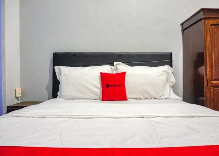RedDoorz near Penimbangan Beach Singaraja