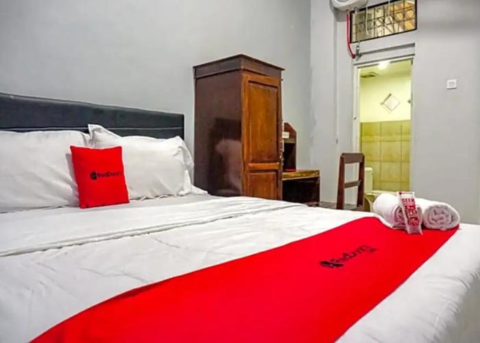 RedDoorz near Penimbangan Beach Singaraja