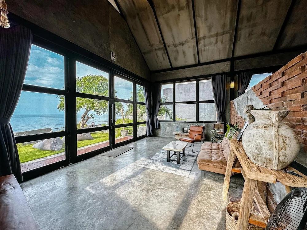 фото EJ House