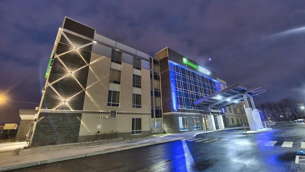 Holiday Inn Express & Suites Vaudreuil, an IHG Hotel