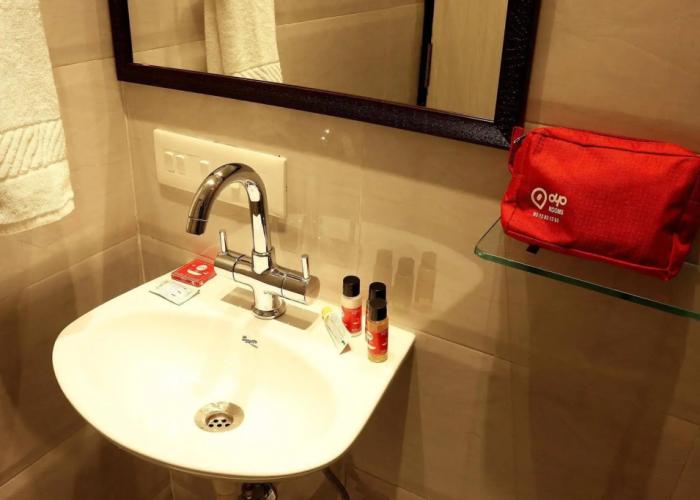 Hotel Crest Inn