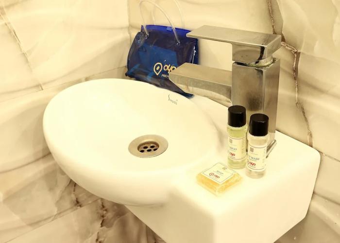 OYO 1483 Hotel Hiland Inn