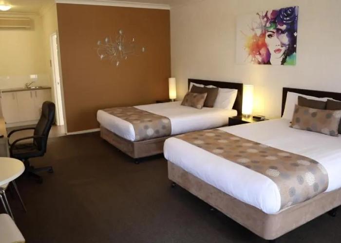 Blazing Stump Motel & Suites