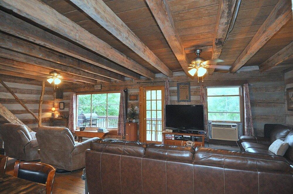 Pondview Cabin - Log Cabin Retreat