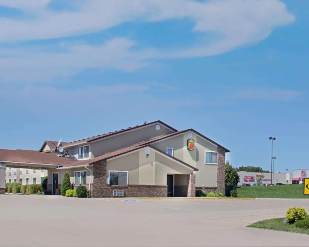 Super 8 by Wyndham Charles City