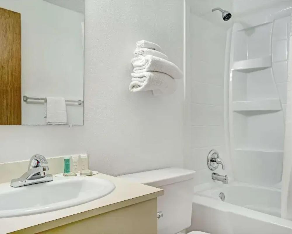 Super 8 by Wyndham Chaska