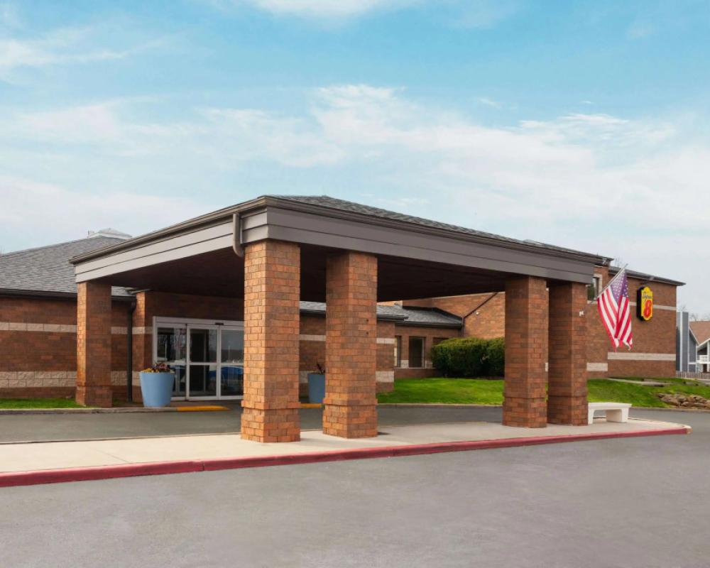 Super 8 by Wyndham Copley Akron