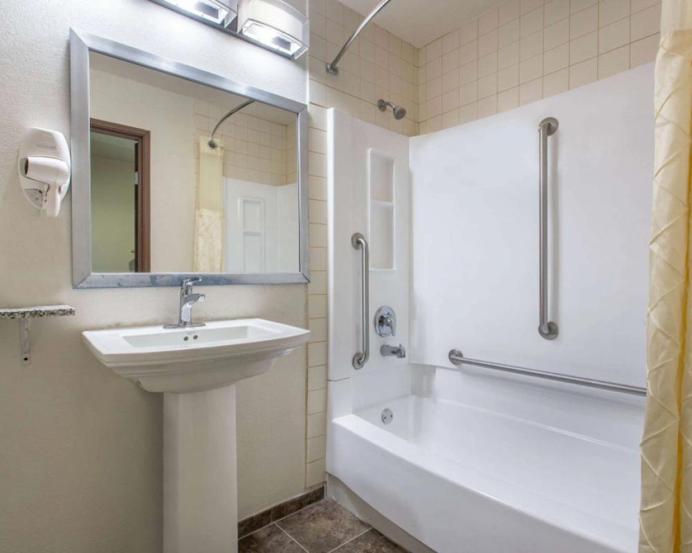 фото AmericInn by Wyndham Delafield-Waukesha-Milwaukee