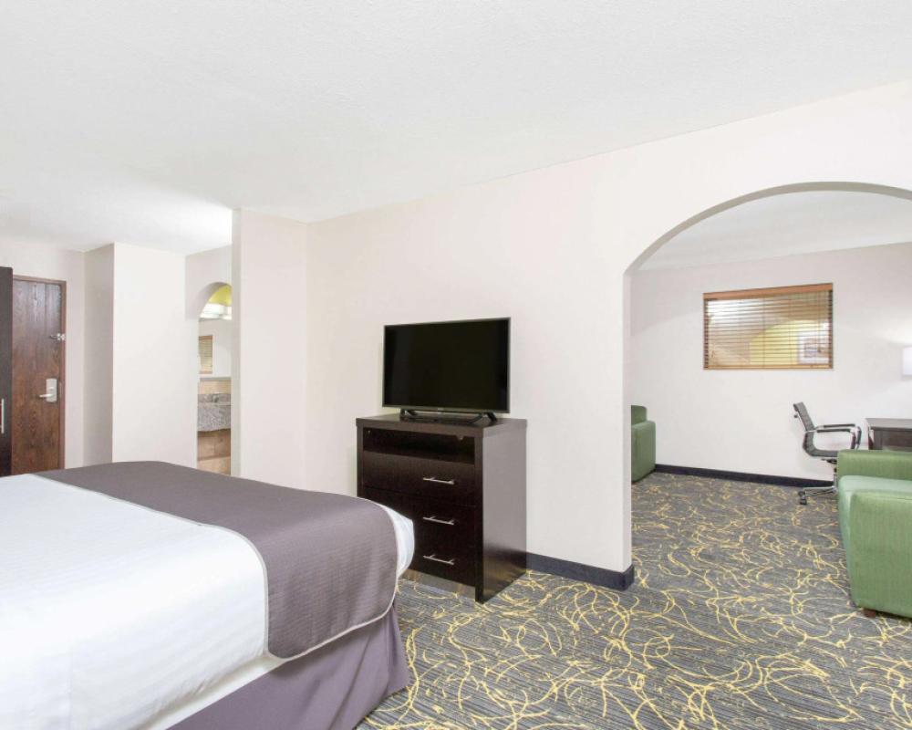 фото AmericInn by Wyndham Delafield-Waukesha-Milwaukee