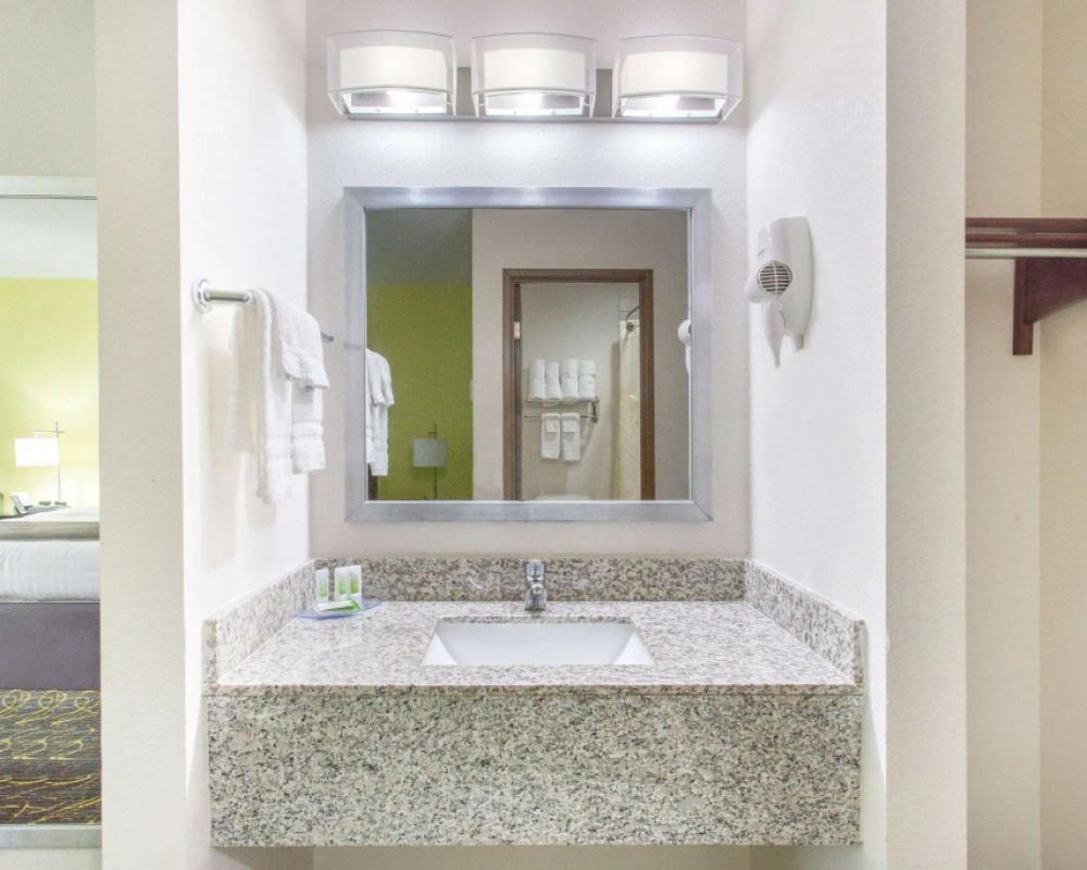 фото AmericInn by Wyndham Delafield-Waukesha-Milwaukee