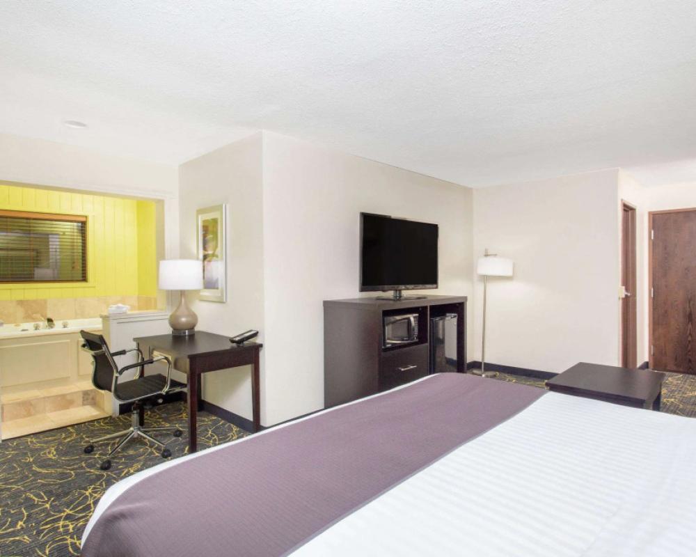 фото AmericInn by Wyndham Delafield-Waukesha-Milwaukee