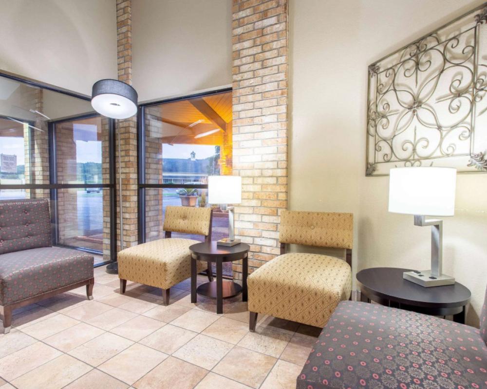 фото AmericInn by Wyndham Delafield-Waukesha-Milwaukee