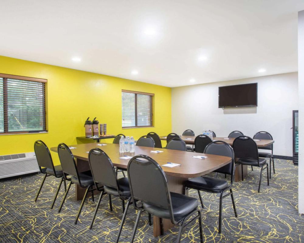 фото AmericInn by Wyndham Delafield-Waukesha-Milwaukee