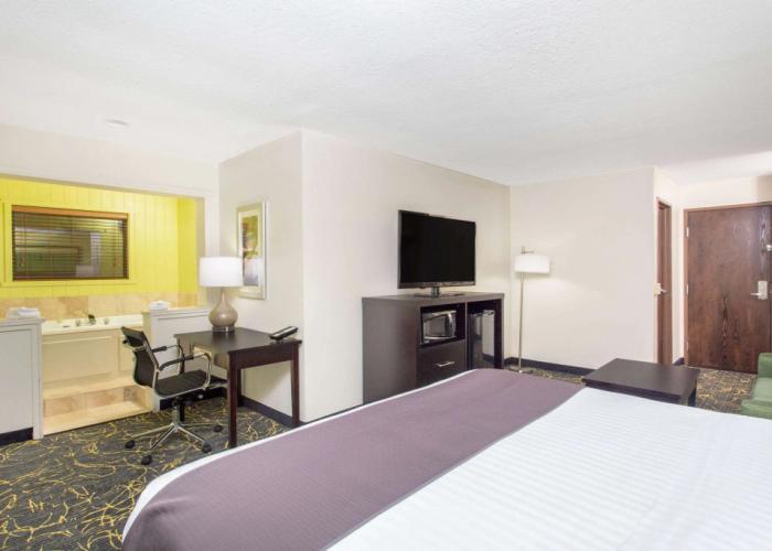 AmericInn by Wyndham Delafield-Waukesha-Milwaukee