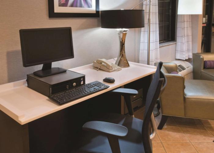 La Quinta Inn & Suites by Wyndham Milwaukee Delafield