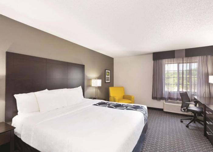 La Quinta Inn & Suites by Wyndham Milwaukee Delafield