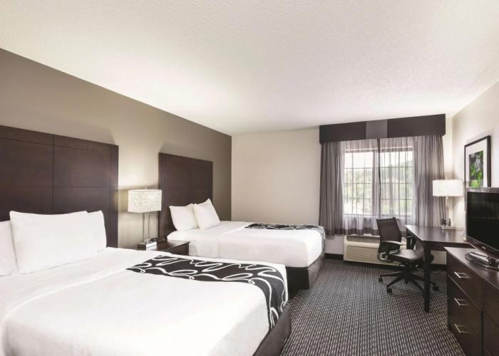 La Quinta Inn & Suites by Wyndham Milwaukee Delafield