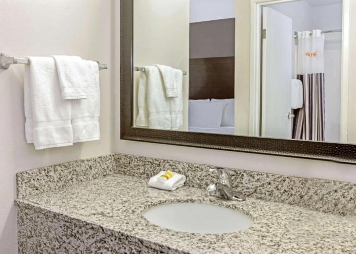 La Quinta Inn & Suites by Wyndham Milwaukee Delafield