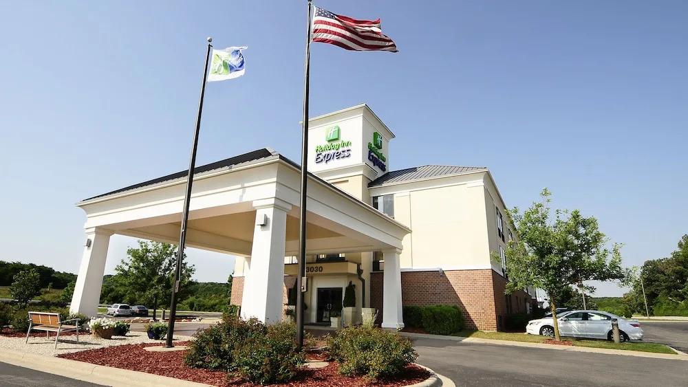 Holiday Inn Express & Suites Delafield