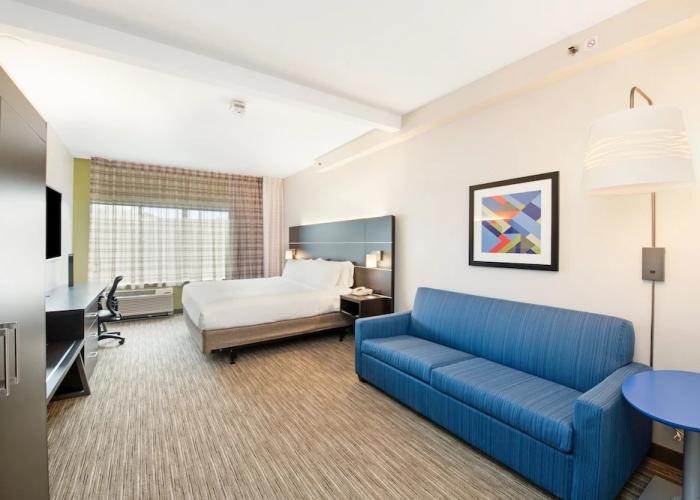 Holiday Inn Express & Suites Delafield