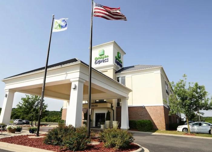 Holiday Inn Express & Suites Delafield