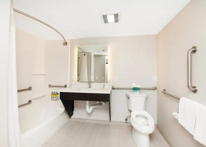 Holiday Inn Express & Suites Delafield