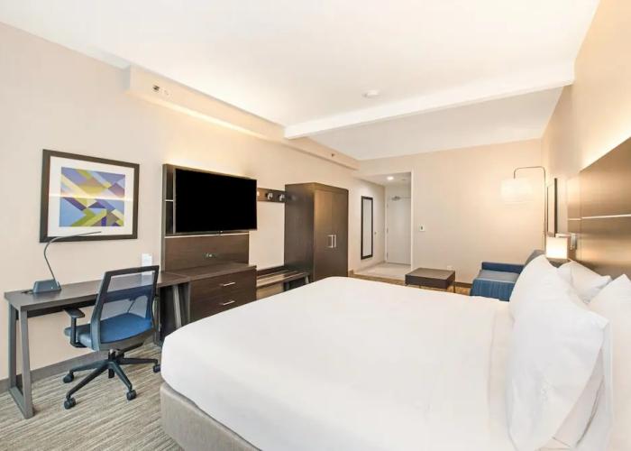 Holiday Inn Express & Suites Delafield