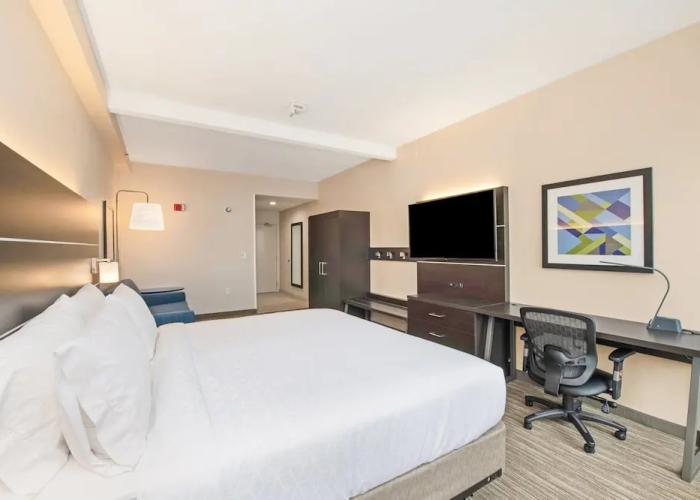 Holiday Inn Express & Suites Delafield