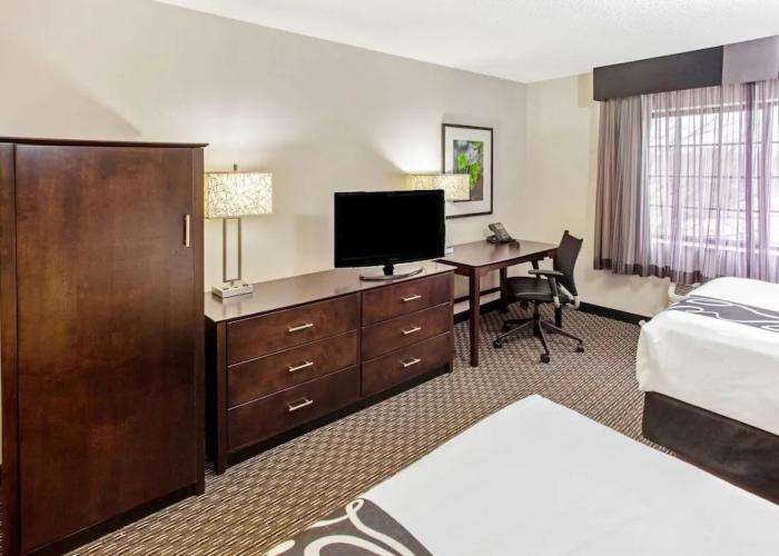 La Quinta Inn And Suites Milwaukee Delafield