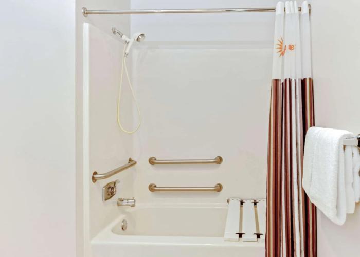 La Quinta Inn And Suites Milwaukee Delafield