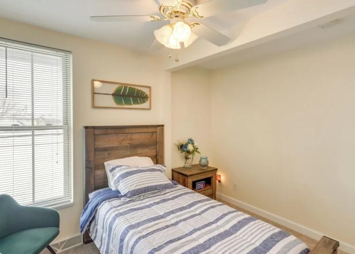 Cozy Delafield Apartment - Walk to Lake!