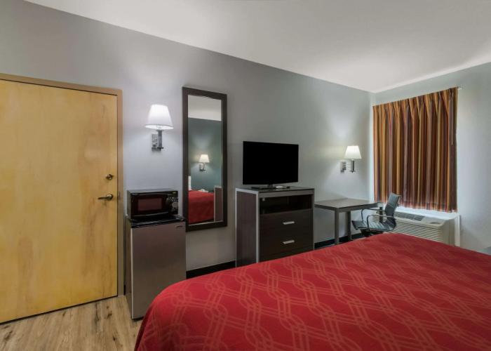 Econo Lodge Inn & Suites