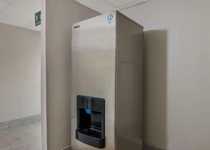 Econo Lodge Inn & Suites