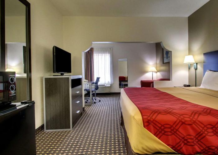 Econo Lodge Inn & Suites