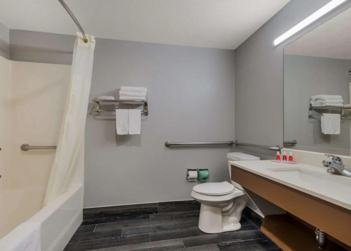 Econo Lodge Inn & Suites