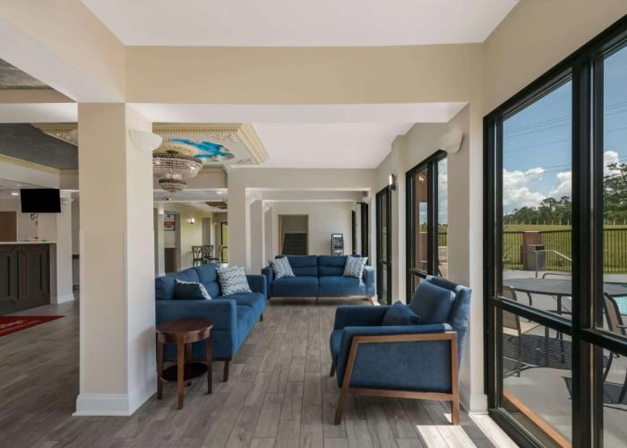 Econo Lodge Inn & Suites