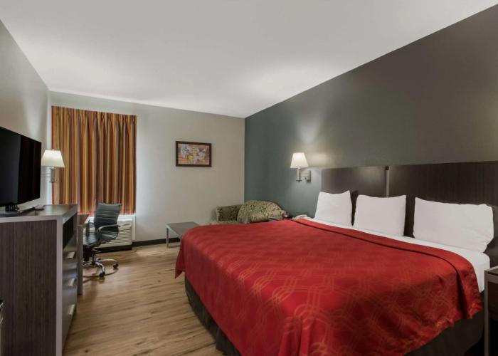 Econo Lodge Inn & Suites