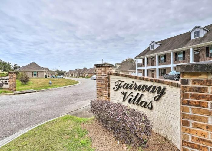 Diamondhead Condo - Marina, Pool Access & Golfing!