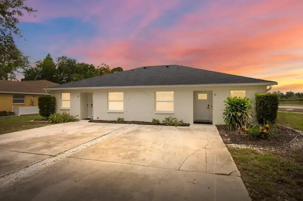 Charming Florida Beach Home w King Bed Patio