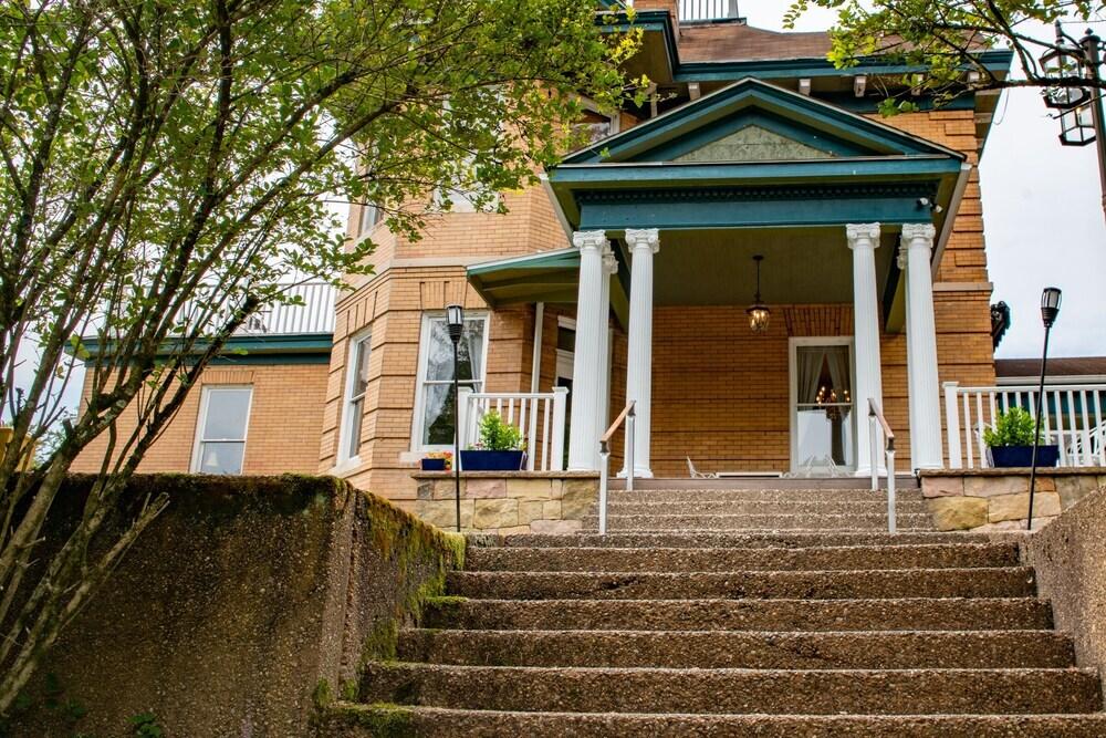 Elk River Hotel & Cafe