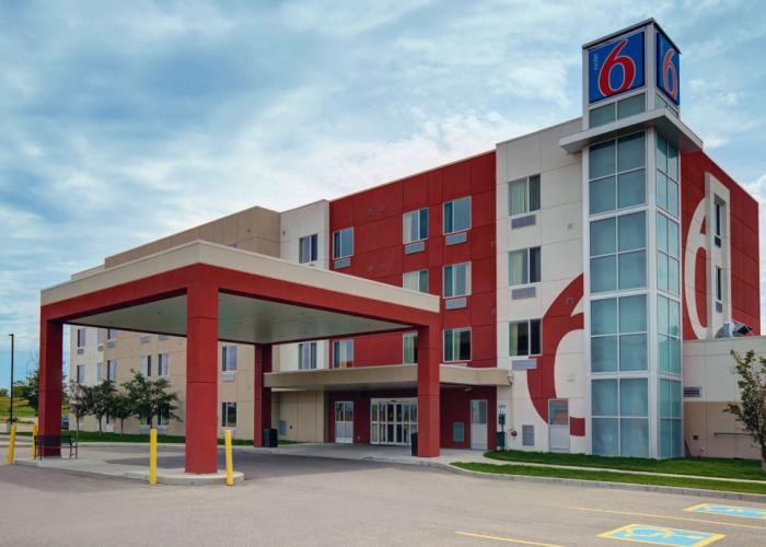Motel 6 Airdrie, AB