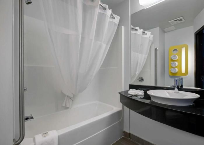 Motel 6 Airdrie, AB