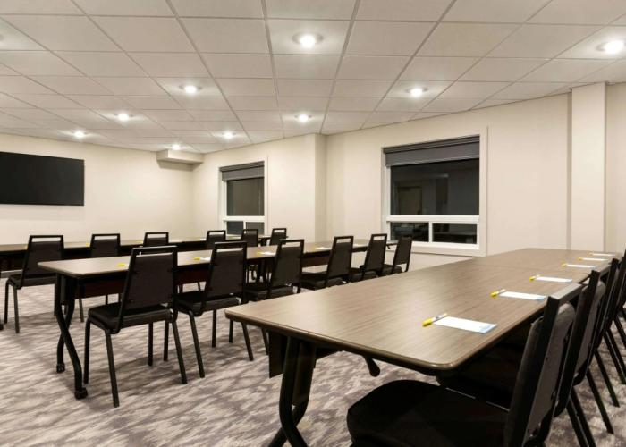 Days Inn by Wyndham Calgary North Balzac