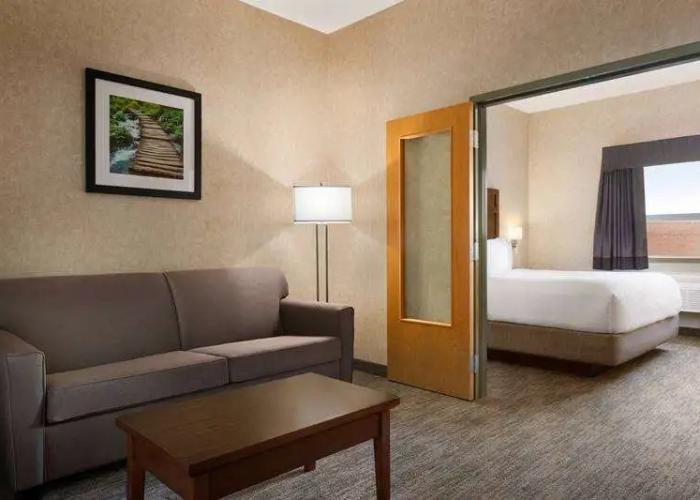 Days Inn & Suites by Wyndham Brooks